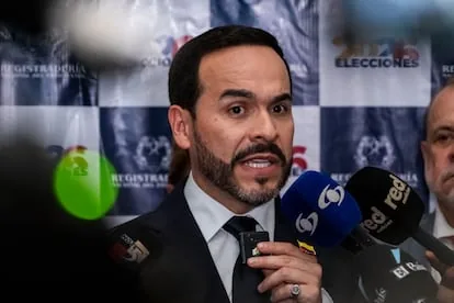 Abelardo de La Espriella revives his campaign by accusing Petro of illegal interceptions