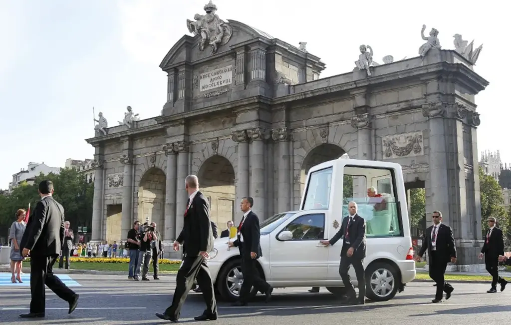 Prayers, perreo, and hundreds of millions of euros: the Pope and Bad Bunny become the latest explosive combination for Madrid