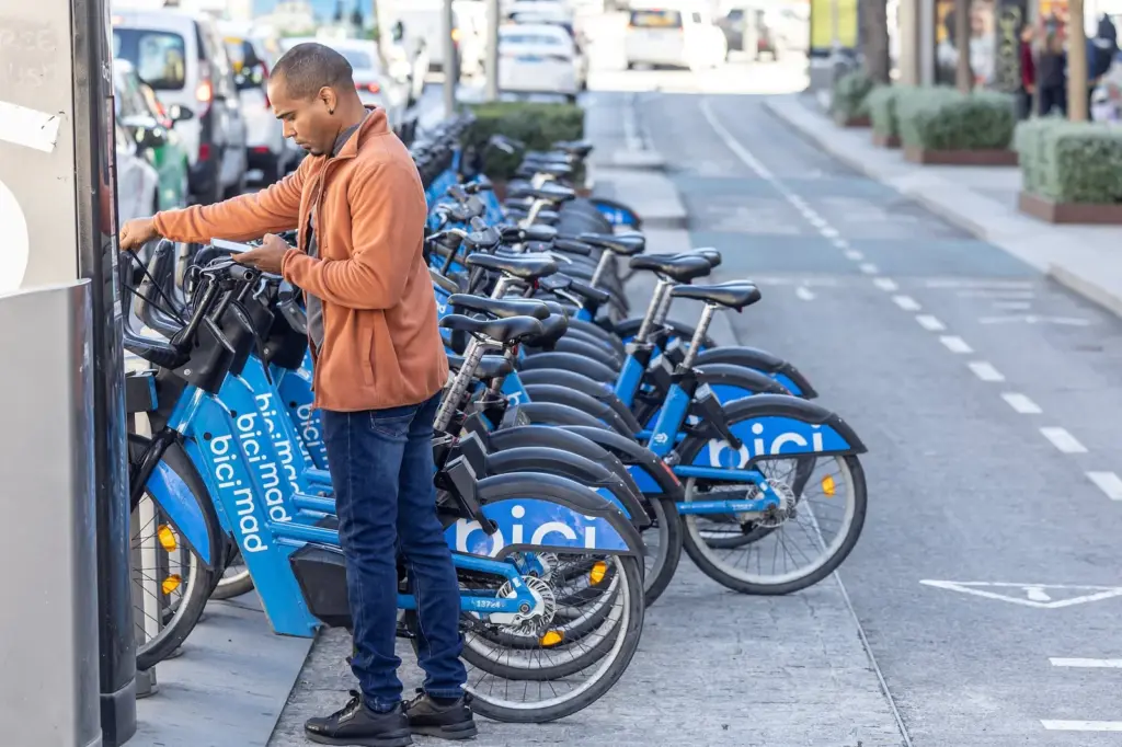 The paradox of Madrid's public bike: many bicycles, few lanes to cycle safely