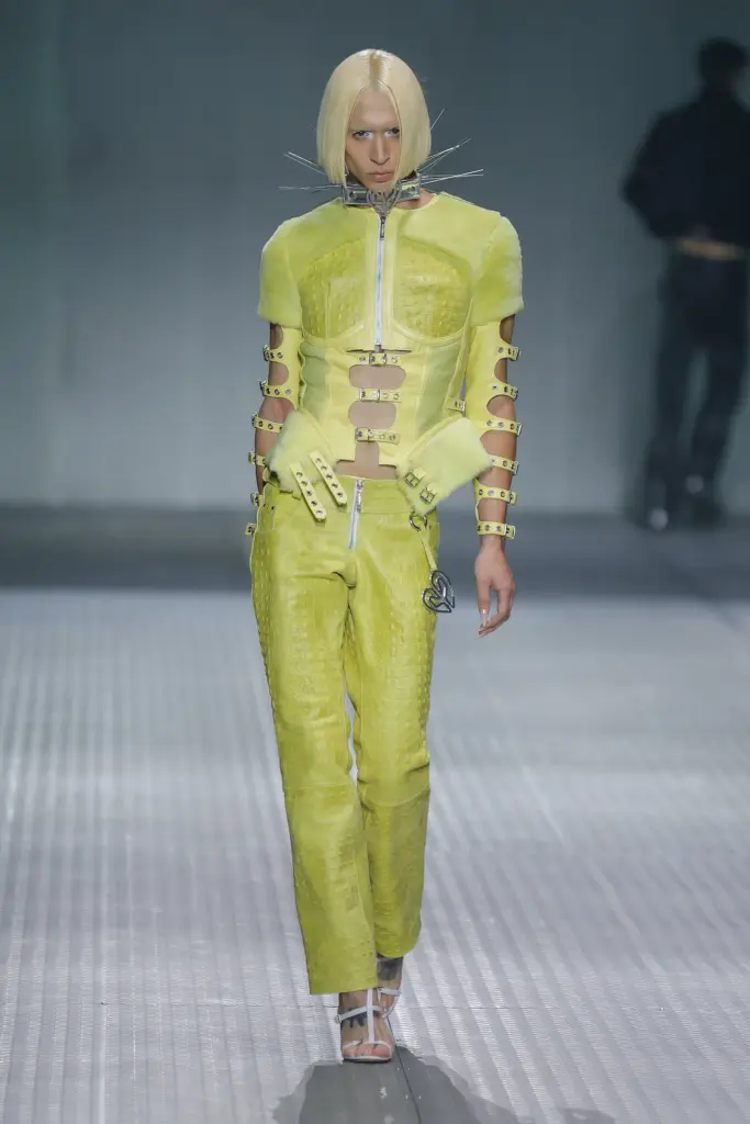Carmen Lomana walks with Metrika at Dominnico's tenth anniversary: "We represent ourselves to the world through clothing"