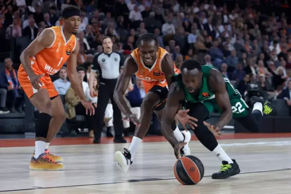 Panathinaikos disrupts Valencia Basket's plans and takes the lead in the series