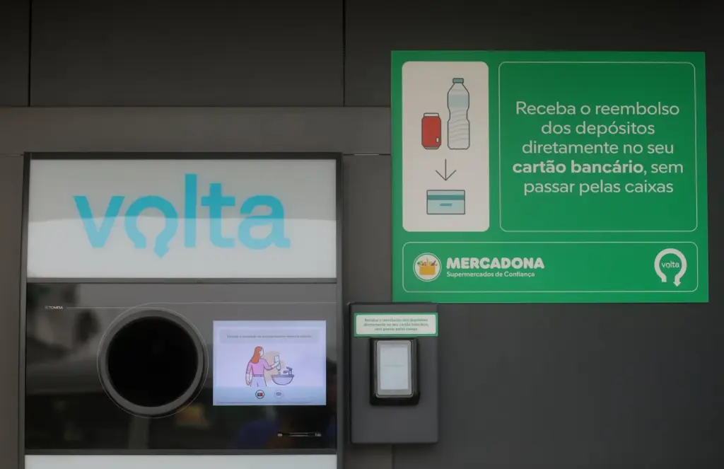 In Mercadona supermarkets, you can now return cans and bottles for money, but in Portugal