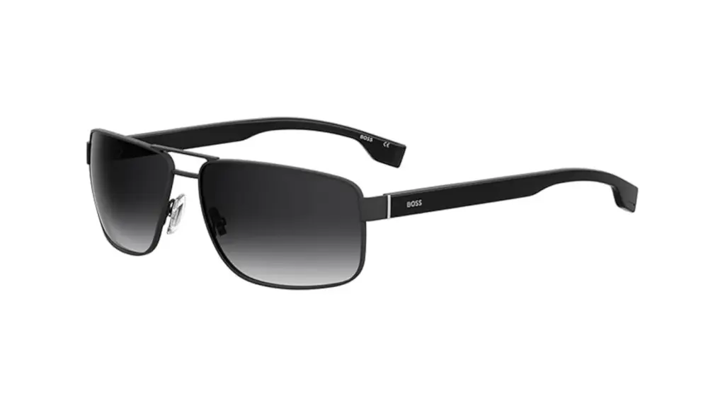 Gafas de sol para hombre sobre fondo blanco.