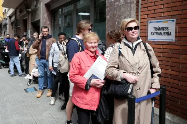The regularization of migrants intensifies the political battle between the Government and the opposition