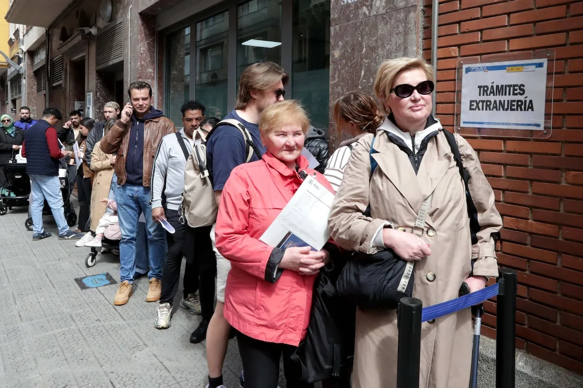 The regularization of migrants intensifies the political battle between the Government and the opposition