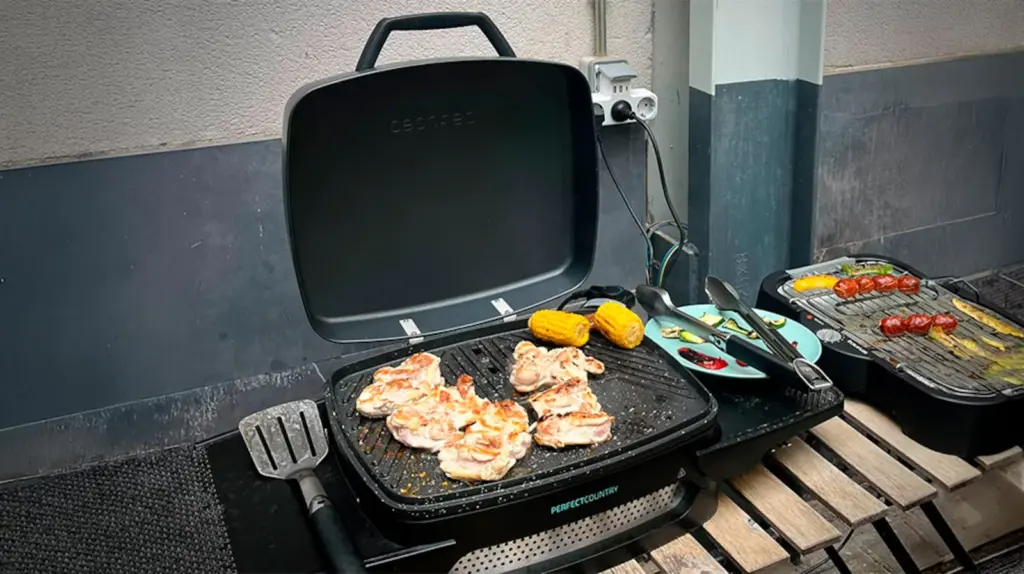 The Cecotec Perfect Country 2000 EasyMove electric barbecue has a cast aluminum plate that distributes heat evenly.