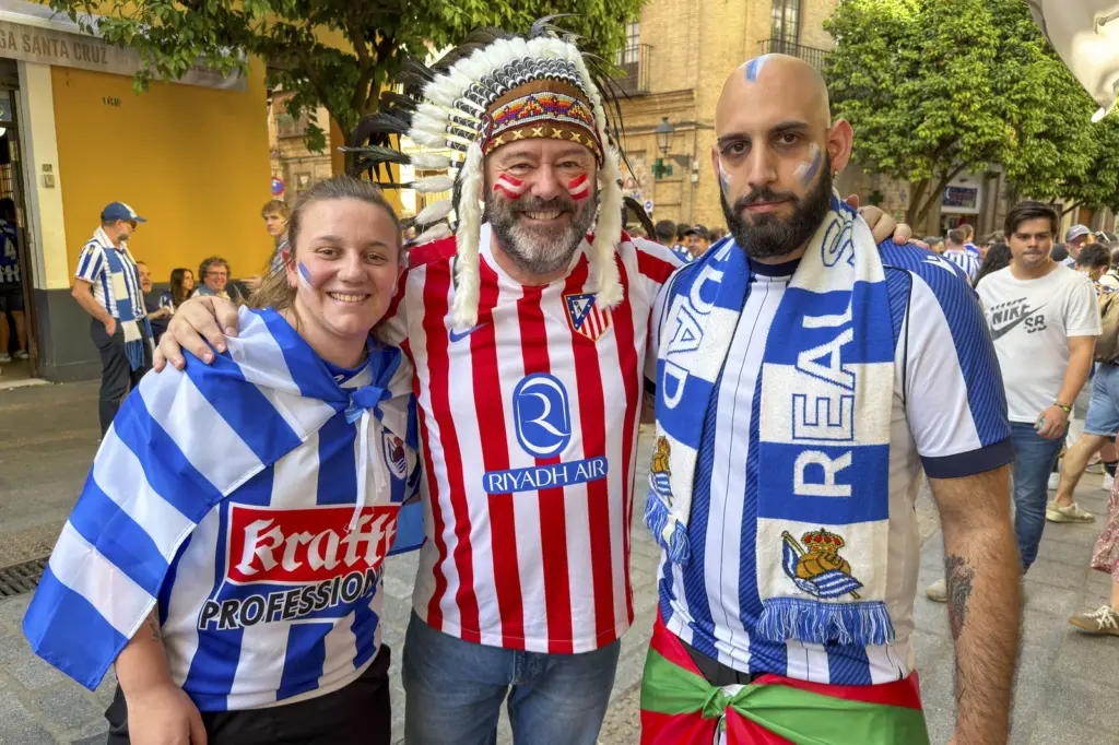 SEVILLA, 18/04/2026.- Atlético de Madrid and Real Sociedad fans on the streets of Seville before the Copa del Rey final match that both teams play tonight at the La Cartuja stadium. EFE/David Arjona