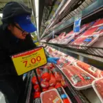 Inflation in the United States slightly eases to 3.4% in July, but does not clear the Fed's path