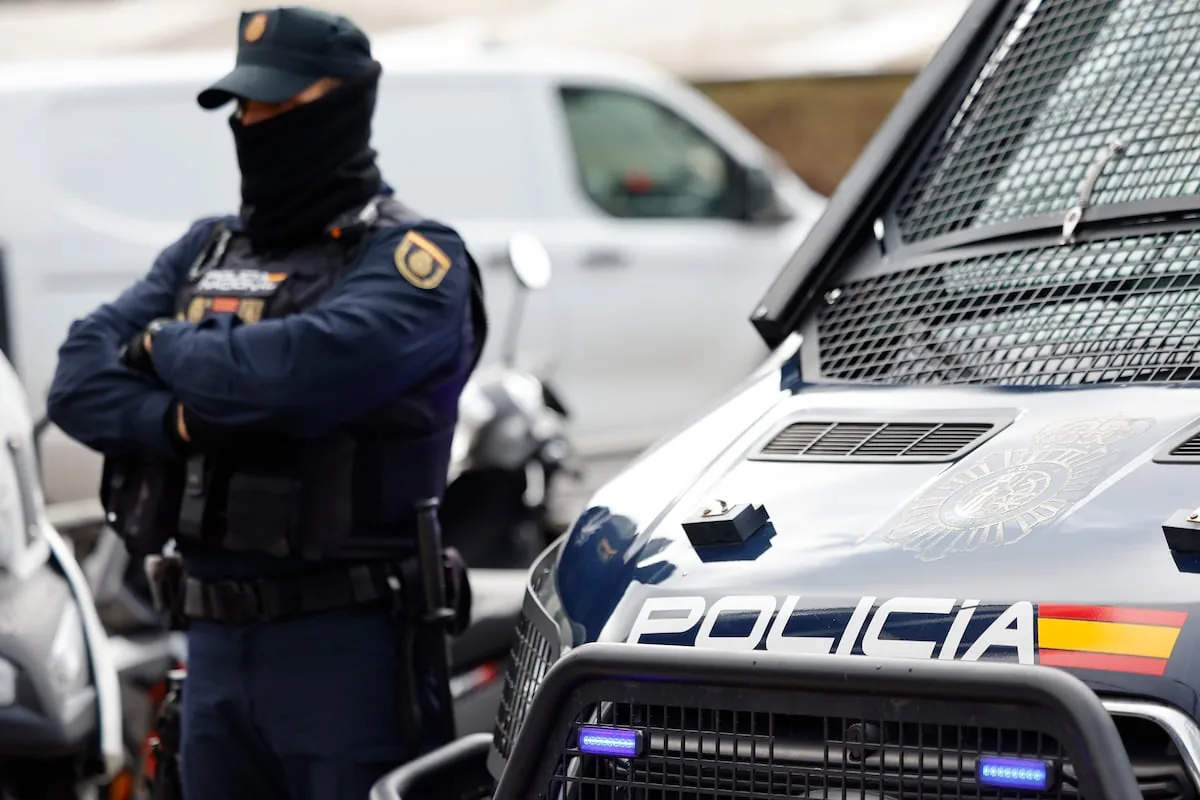 The police arrest a man for shooting pellets at a school in Granada, injuring two minors