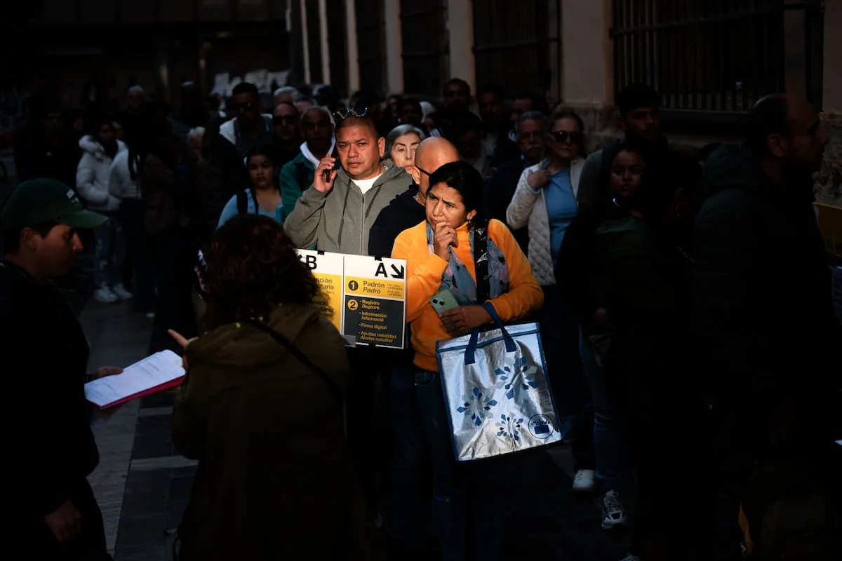 “They keep receiving messages”: the first day of immigrant regularization overwhelms associations and lawyers