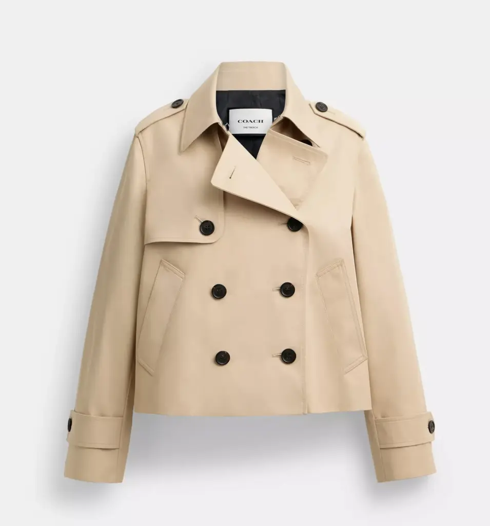 The short trench coat, a new interpretation perfect for transitional weather