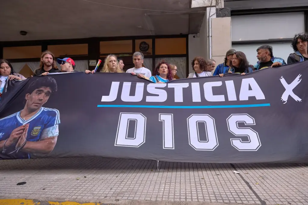 El nuevo juicio por la muerte de Maradona: ¿asesinato, negligencia o un desenlace inevitable?