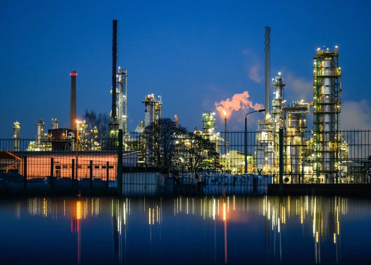 The Kremlin will suspend the shipment of Kazakh oil to the refinery on which Berlin's supply depends