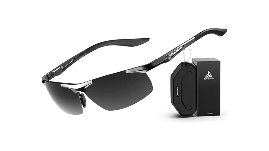 Gafas de sol para hombre sobre fondo blanco.