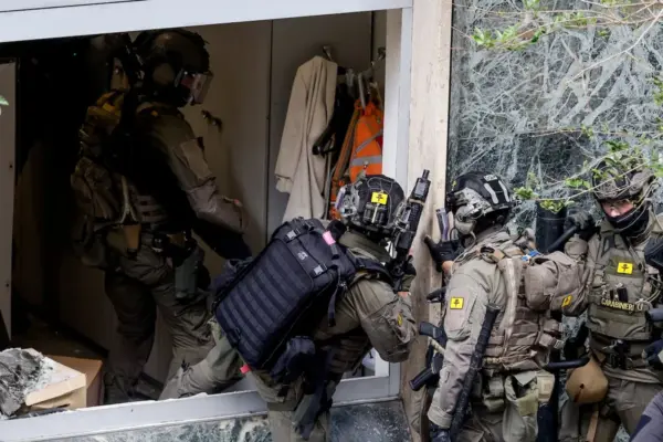 The robbers of a bank in Naples manage to escape through a tunnel after holding nearly 30 hostages