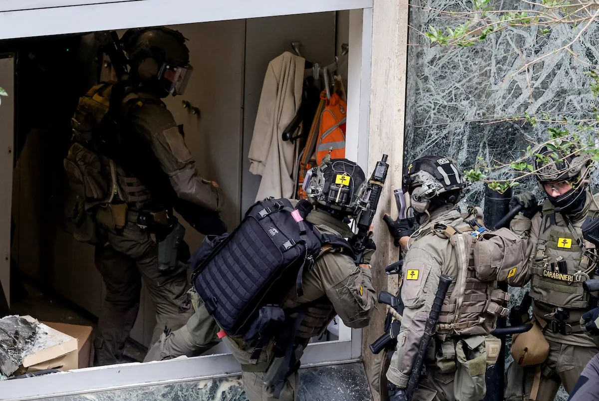 The robbers of a bank in Naples manage to escape through a tunnel after holding nearly 30 hostages