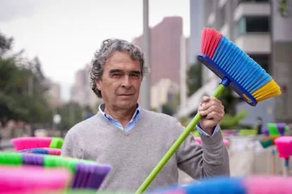 Sergio Fajardo renews his anti-corruption discourse using dozens of brooms as a symbol for his campaign