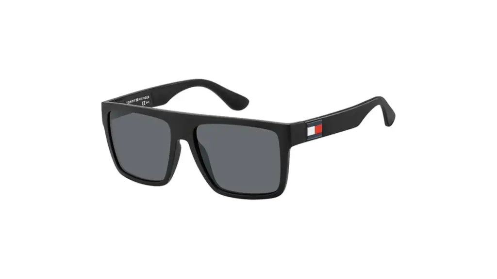 Gafas de sol para hombre sobre fondo blanco.