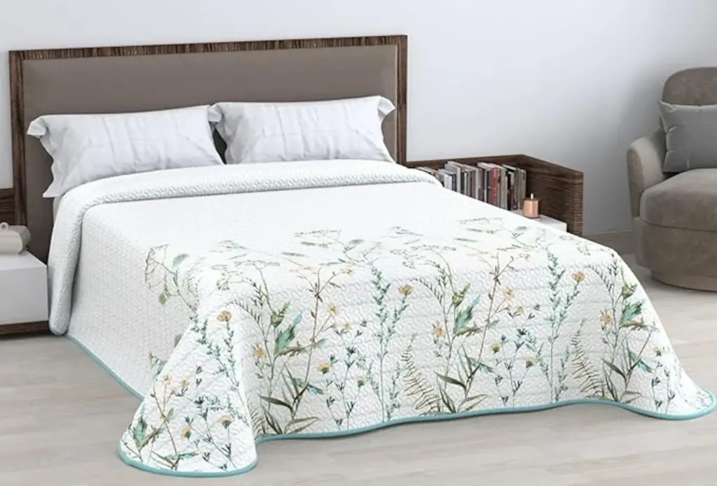 The best-selling lightweight bedspread to refresh the bedroom, available in various colors and sizes