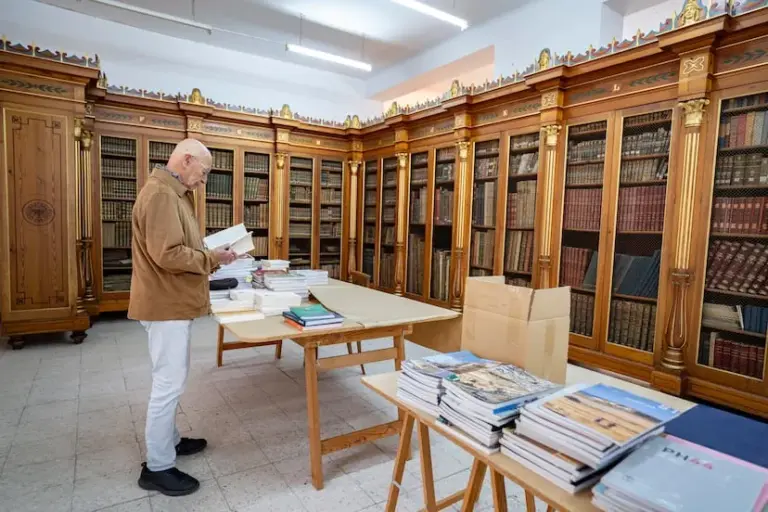 The Fine Arts of Cádiz languish among scaffolding of works
