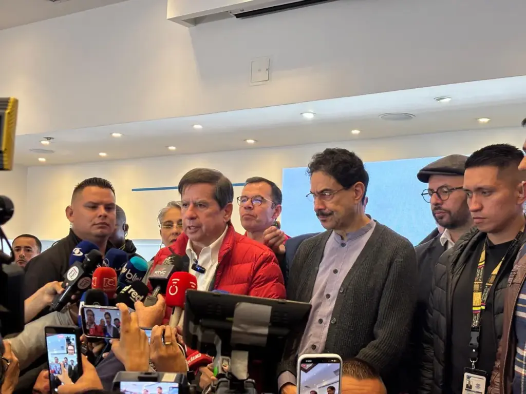 Juan Fernando Cristo with Iván Cepeda, after joining his presidential campaign, this Thursday, in Bogotá.
