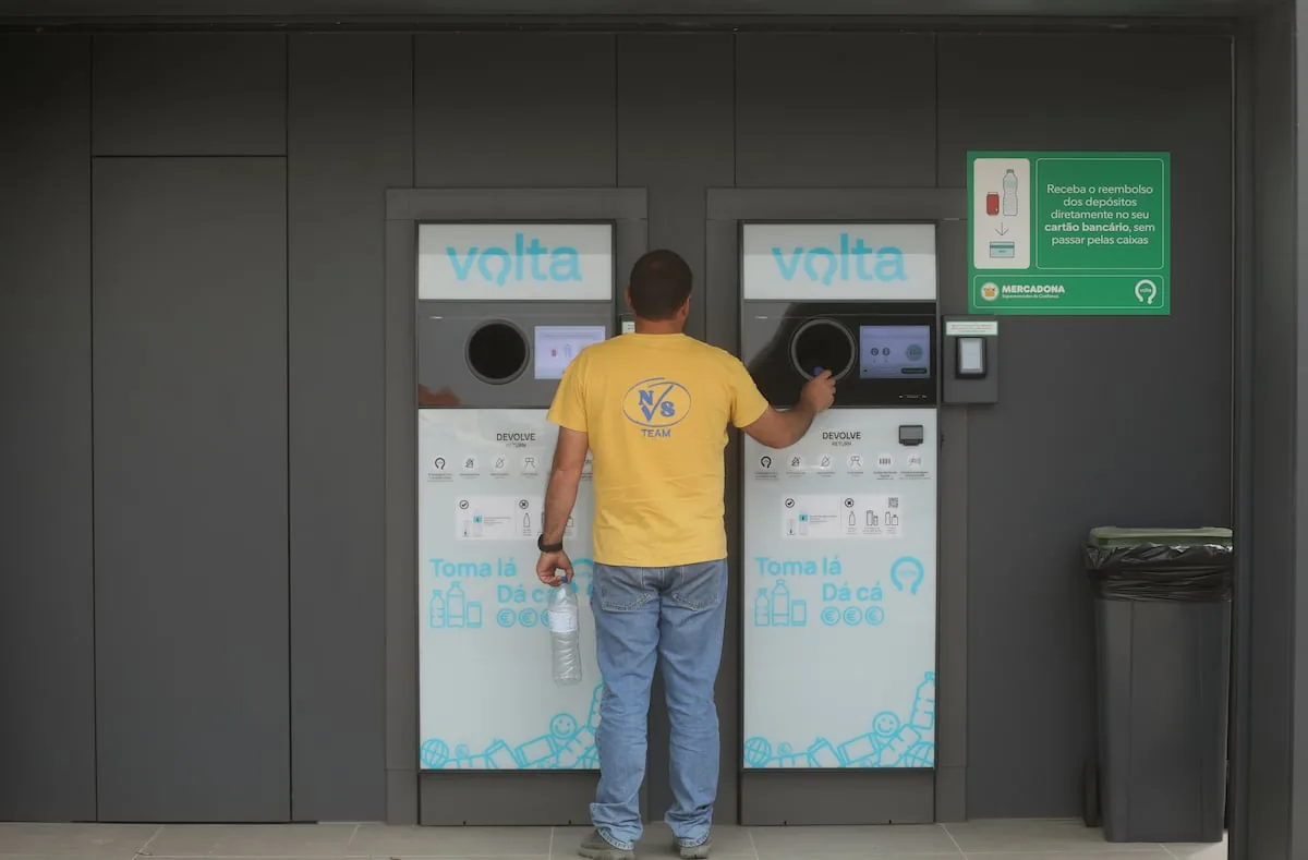 In Mercadona supermarkets, you can now return cans and bottles for money, but in Portugal