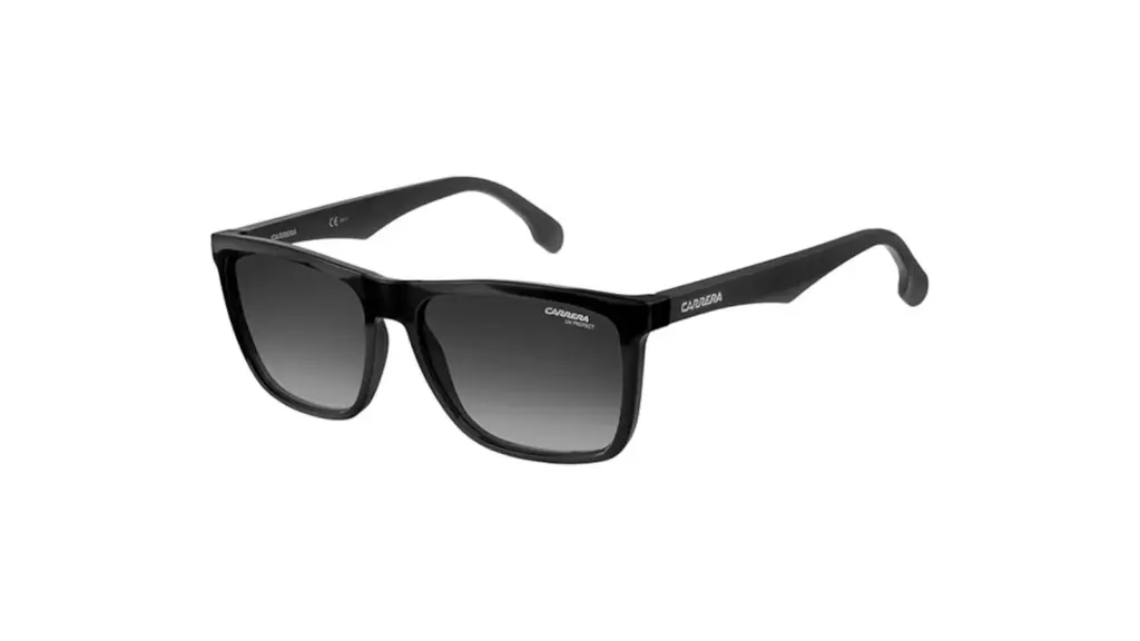 Gafas de sol para hombre sobre fondo blanco.