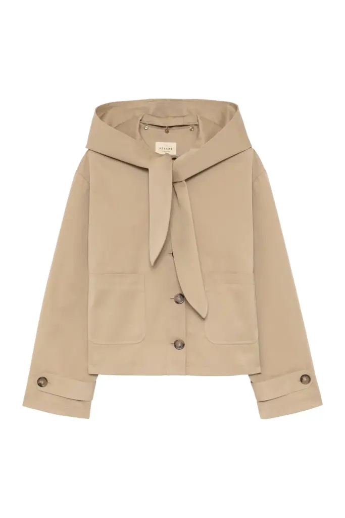 The short trench coat, a new interpretation perfect for transitional weather