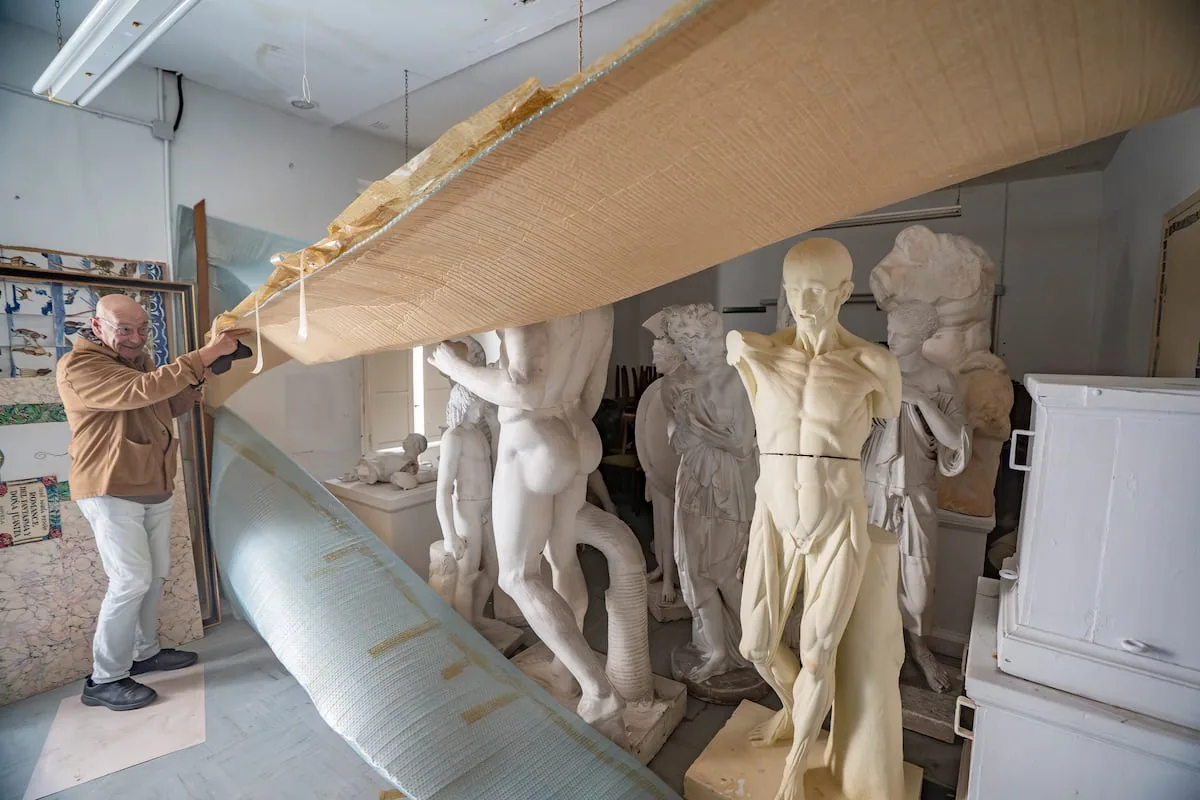 The Fine Arts of Cádiz languish among scaffolding of works