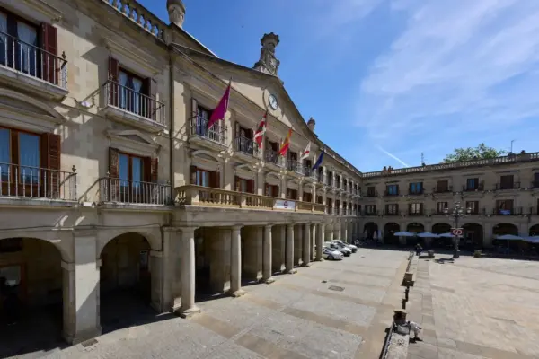 The 35 hours in the state Administration stir the claim of thousands of regional and local officials throughout Spain