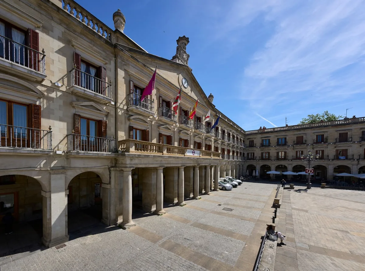 The 35 hours in the state Administration stir the claim of thousands of regional and local officials throughout Spain