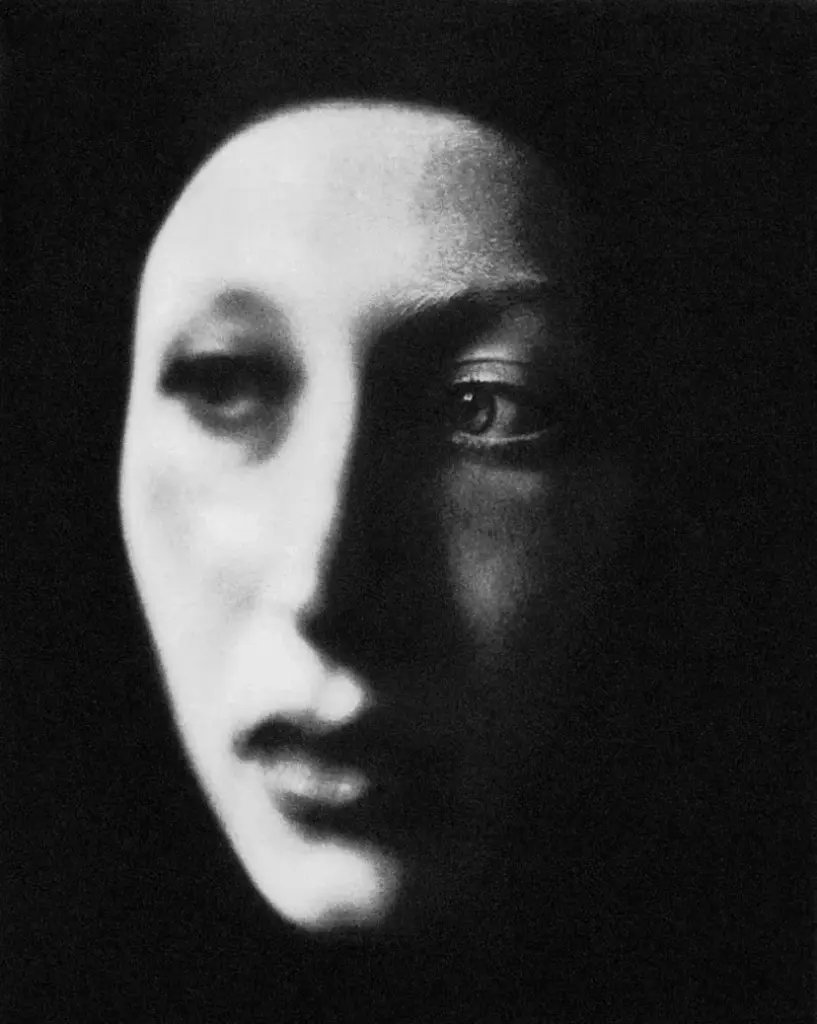 The challenge of photographer Jack Davison: three days in London and 111 portraits (37 per day)