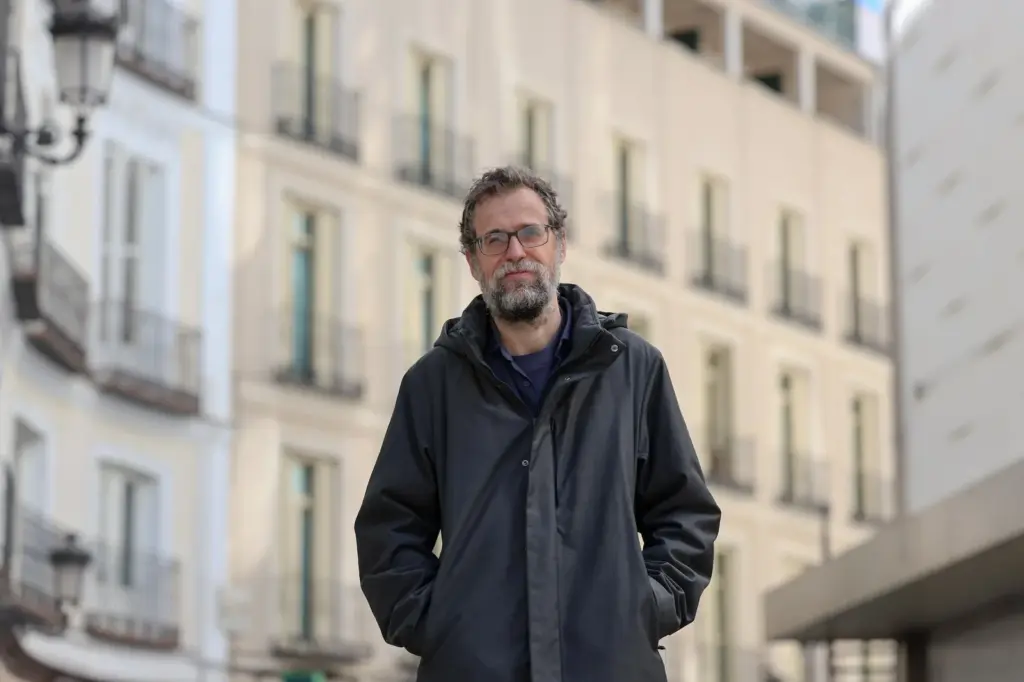 David Fernández, author of an unauthorized biography of Ayuso: “She has learned as she has governed and ended up killing her creators”
