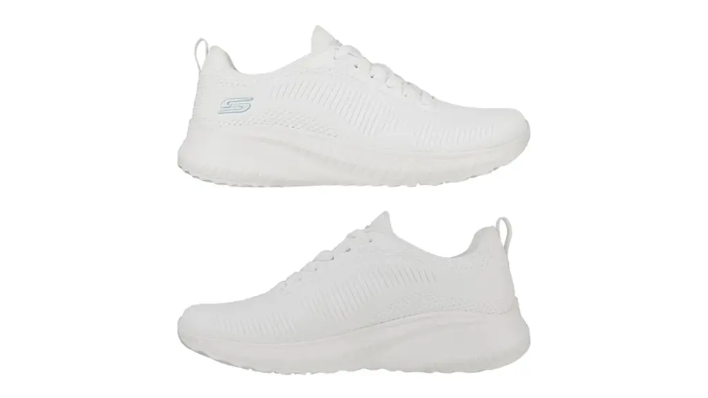 Skechers minimalistas sobre fondo blanco.