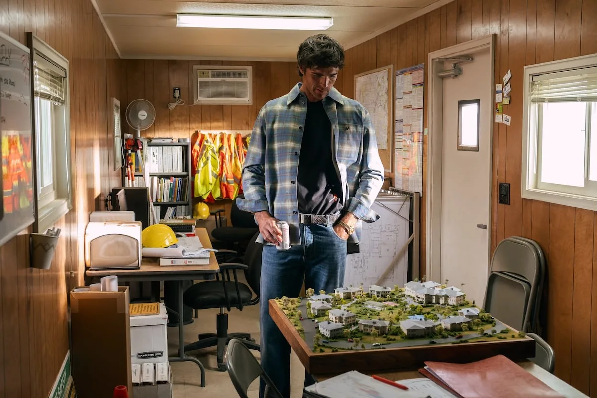 Workers in seven-thousand-dollar shirts: when luxury dresses the “normal people” of fiction
