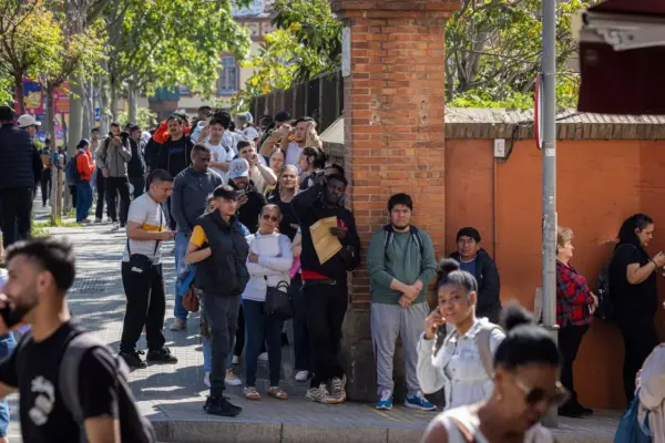 Thousands of people queue in L’Hospitalet: “With regularization, I'm looking for some stability”