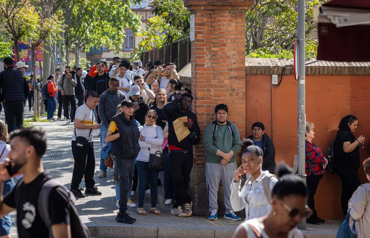 Thousands of people queue in L’Hospitalet: “With regularization, I'm looking for some stability”