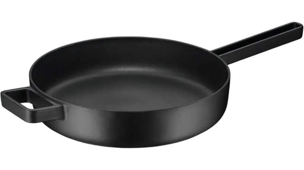 La sartén de hierro de WMF hace gala de un elegante diseño en negro.