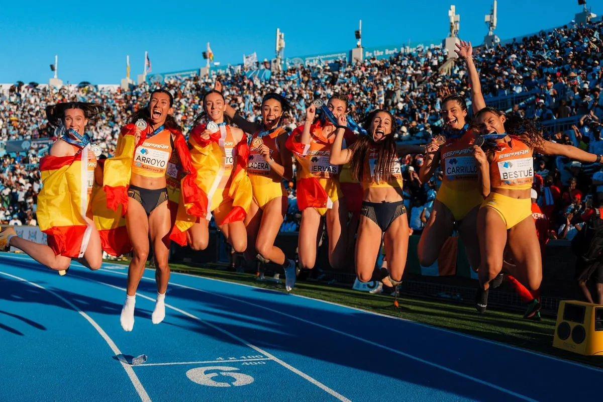 The Spanish relay runners do not leave the podium