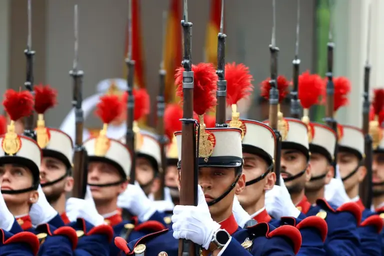 The King praises “the effort and brilliance” of Leonor de Borbón's military career