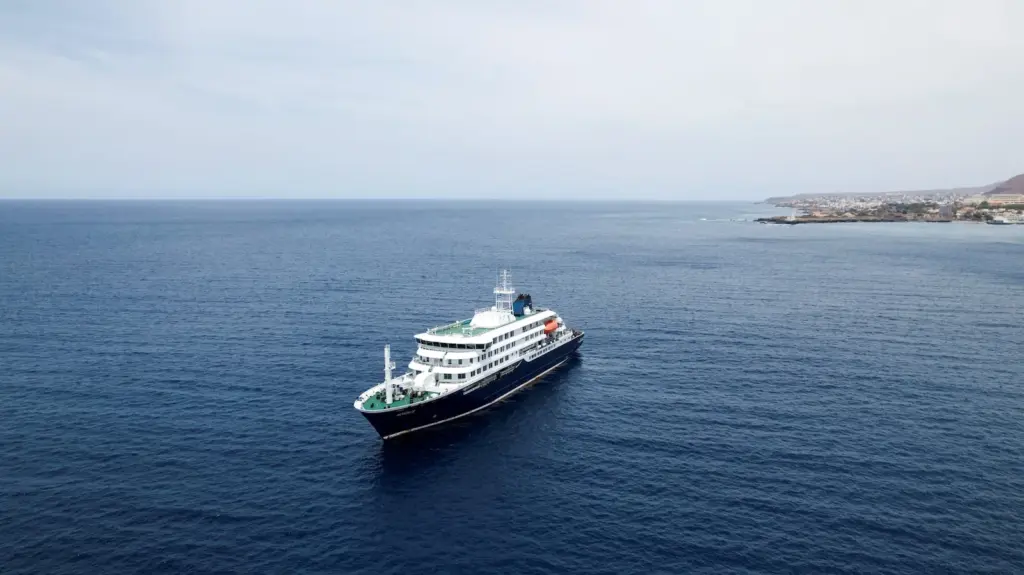 El crucero con los pasajeros confinados por hantavirus va rumbo a Canarias, mientras se pierde el rastro de otros 23