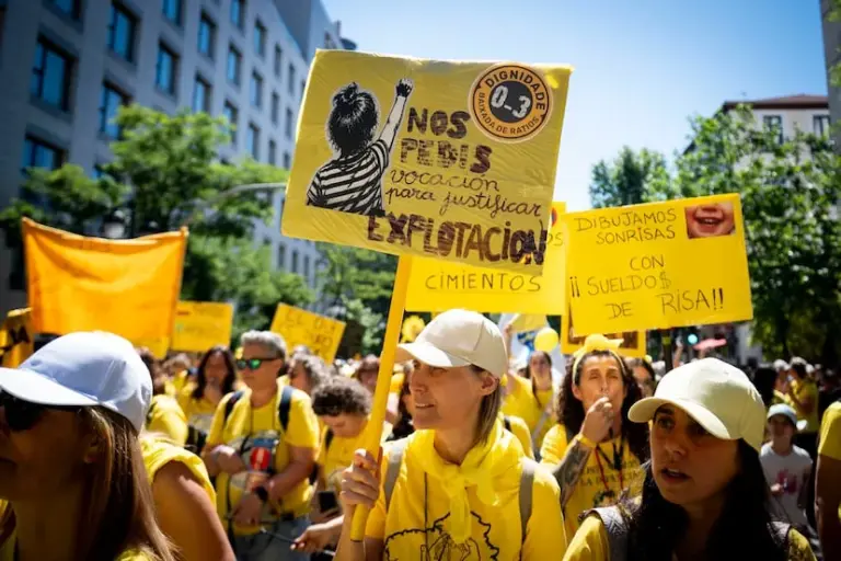 Early childhood educators take to the streets of Madrid for their labor dignity: "They talk a lot about mental health and have us overwhelmed"