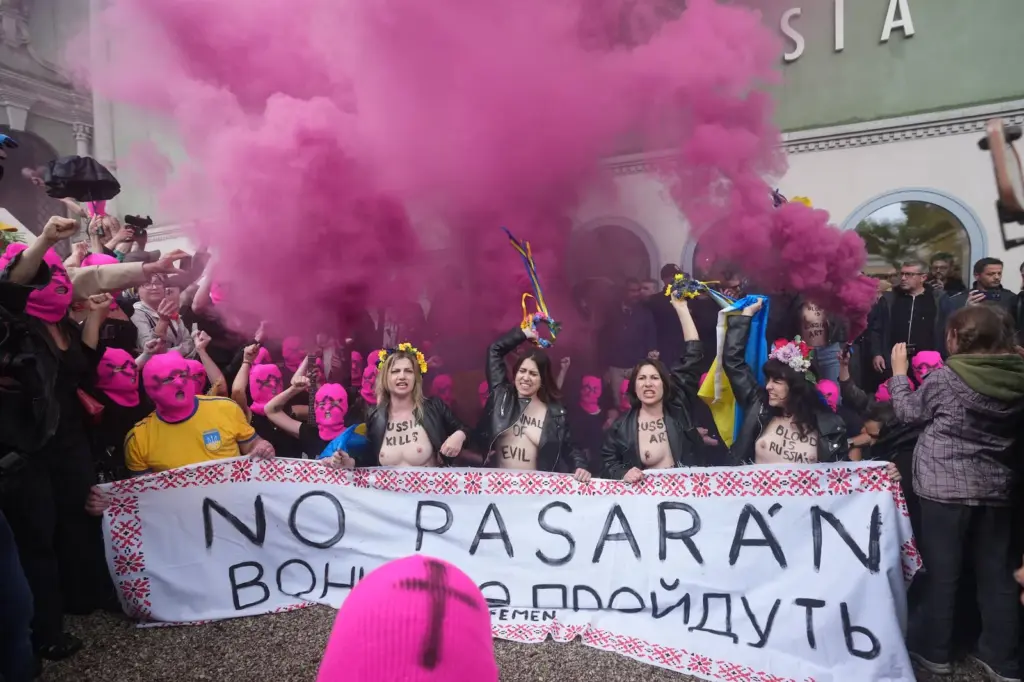 The Pussy Riot and Femen groups protest at the Venice Biennale and try to enter the Russian pavilion