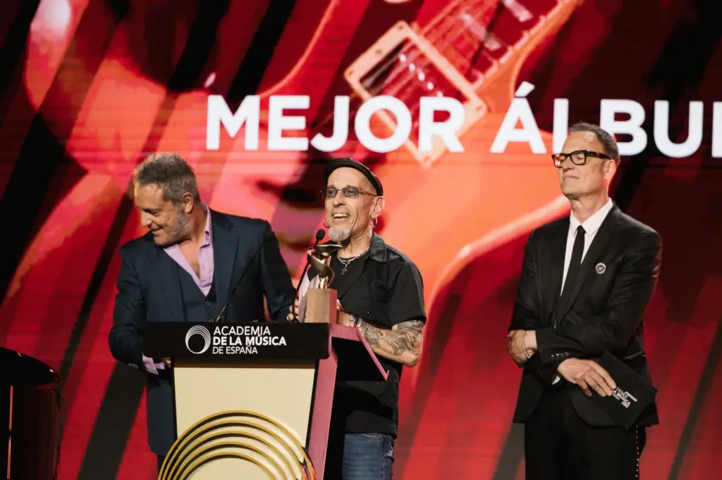 Rosalía sweeps the Music Awards, she does not attend the gala, but everything is made up for by Serrat's immense wisdom