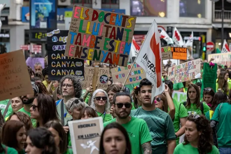 Teachers take the center of Valencia in a massive demonstration on their fifth day of strike