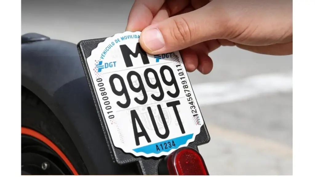 Esta es la placa identificativa que se debe colocar en los patinetes inscritos en la DGT.