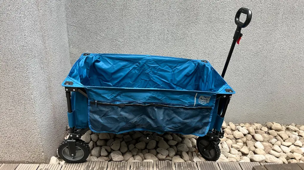 It is the winning design for a great balance between capacity, maneuverability, and material quality.
