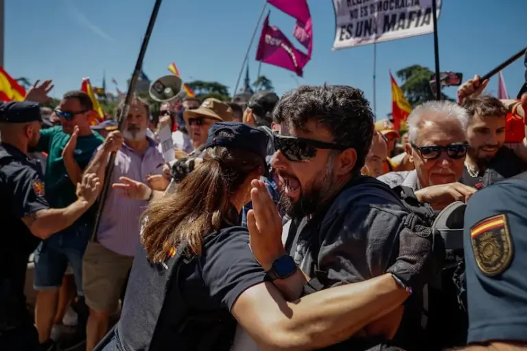 A march supported by the PP and Vox gathers thousands of people in Madrid against Sánchez's "corrupt government"