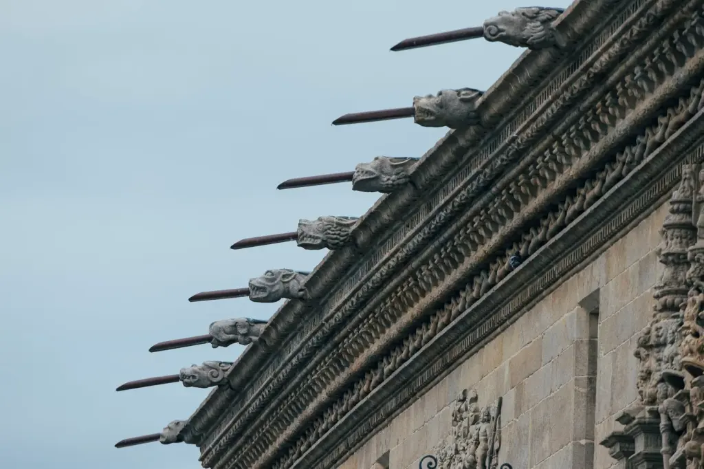 Gargoyles “sodomized” next to the Santiago cathedral: the “aberration” that only the people could see