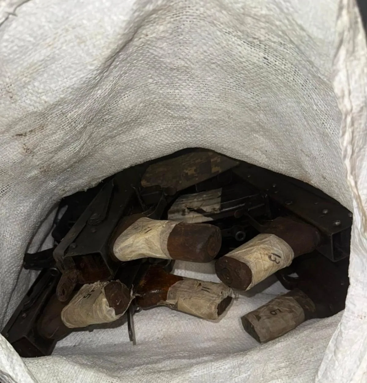 The Mossos locate a Porsche on the AP-7 with a dozen AK-74s in the trunk